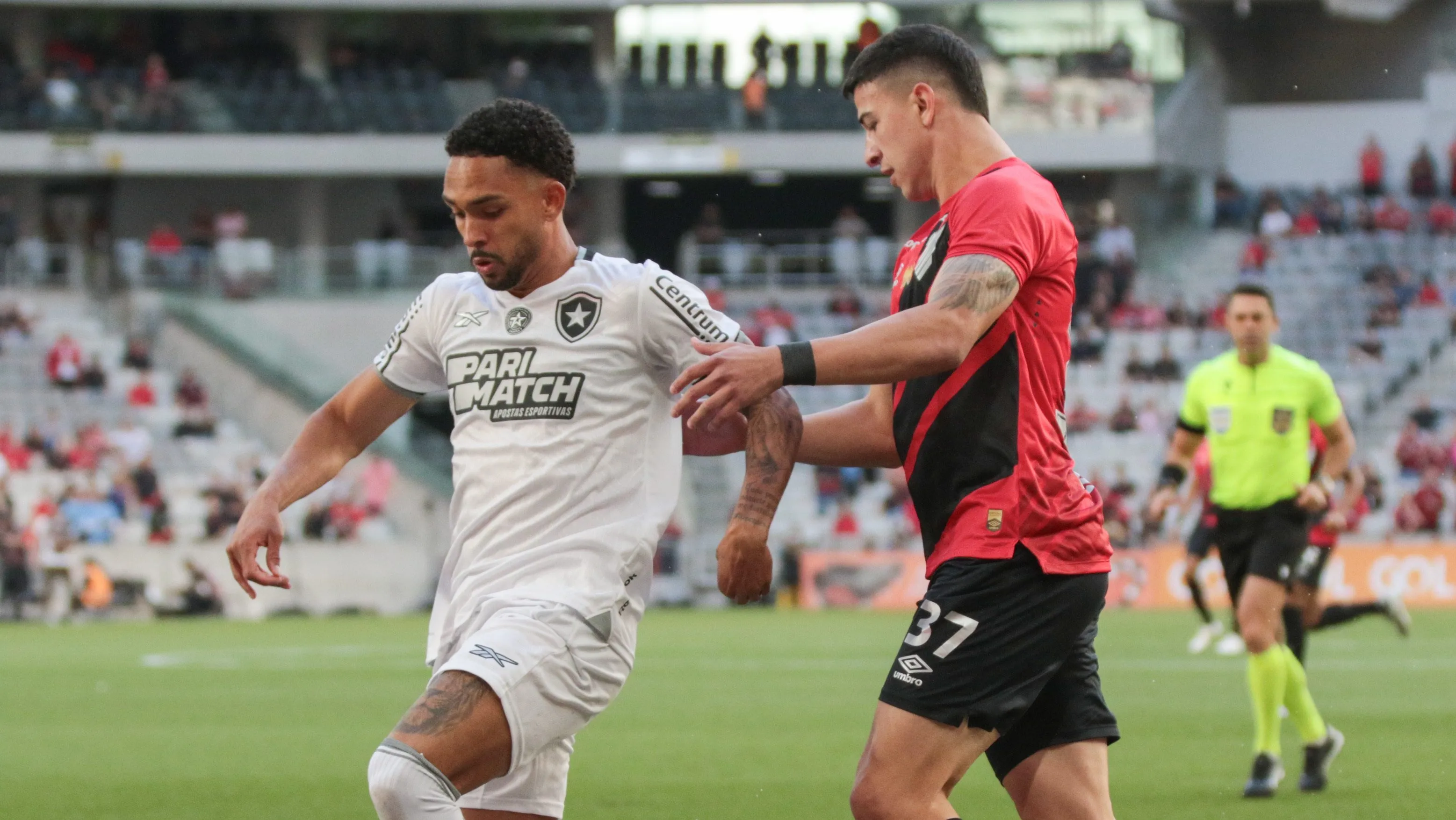 Esquivel jogador do Athletico-PR disputa lance com Gregore jogador do Botafogo durante partida no estadio Arena da Baixada pelo campeonato Brasileiro A 2024. Foto: Robson Mafra/AGIF
