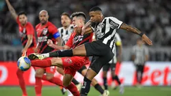 Junior Santos jogador do Botafogo durante partida contra o Athletico-PR no estadio Engenhao pelo campeonato Brasileiro A 2024. Foto: Thiago Ribeiro/AGIF