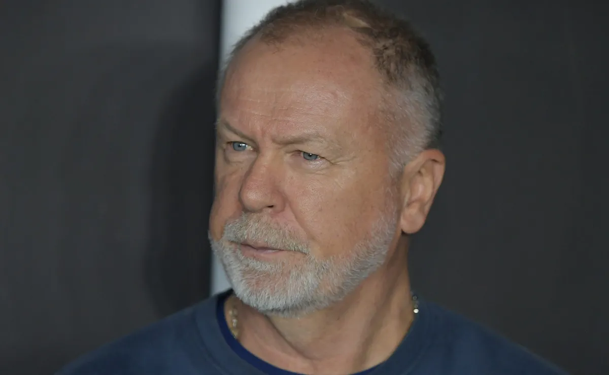 Mano Menezes perde na estreia pelo Peru contra Senegal em amistoso com Carrillo e Noriega