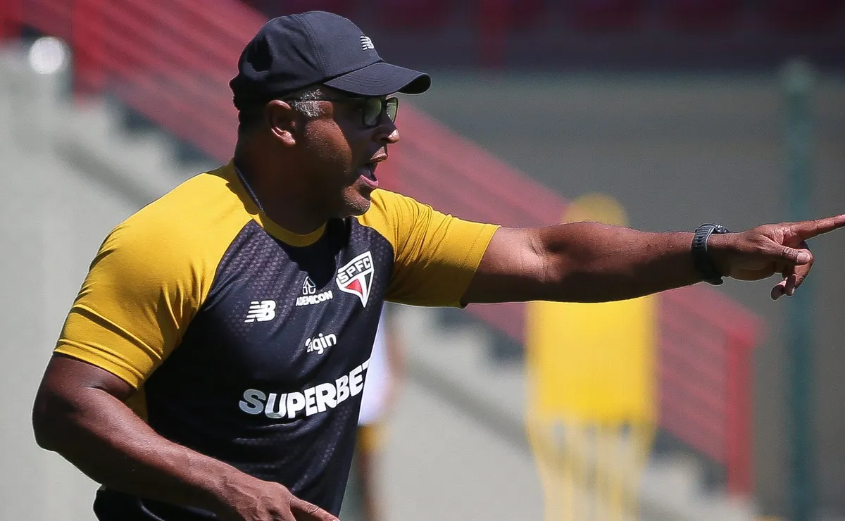 Satisfeito com treino da manhã, Roger Machado libera elenco do São Paulo de atividade à tarde