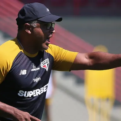 Roger Machado libera elenco do São Paulo após treino intenso