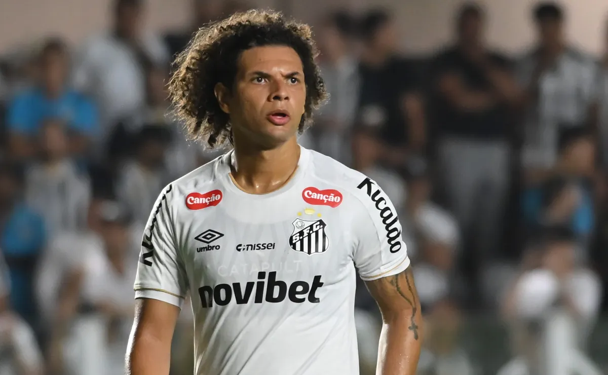 Cuca testa Willian Arão como zagueiro em jogo treino do Santos diante da equipe sub-20