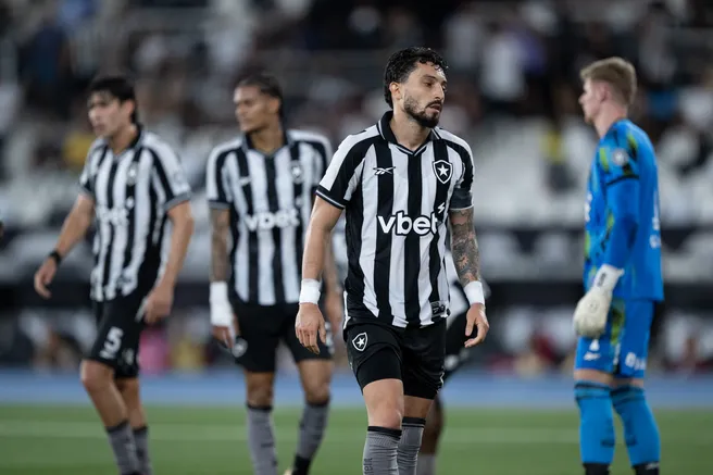 Alex Telles jogador do Botafogo lamenta durante partida contra o Flamengo no estadio Engenhao pelo campeonato Brasileiro A 2026. Foto: Jorge Rodrigues/AGIF