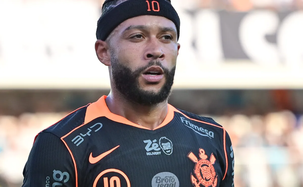 Memphis Depay causa incômodo com jogadores do Corinthians ao usar celular durante jogo contra o Flamengo