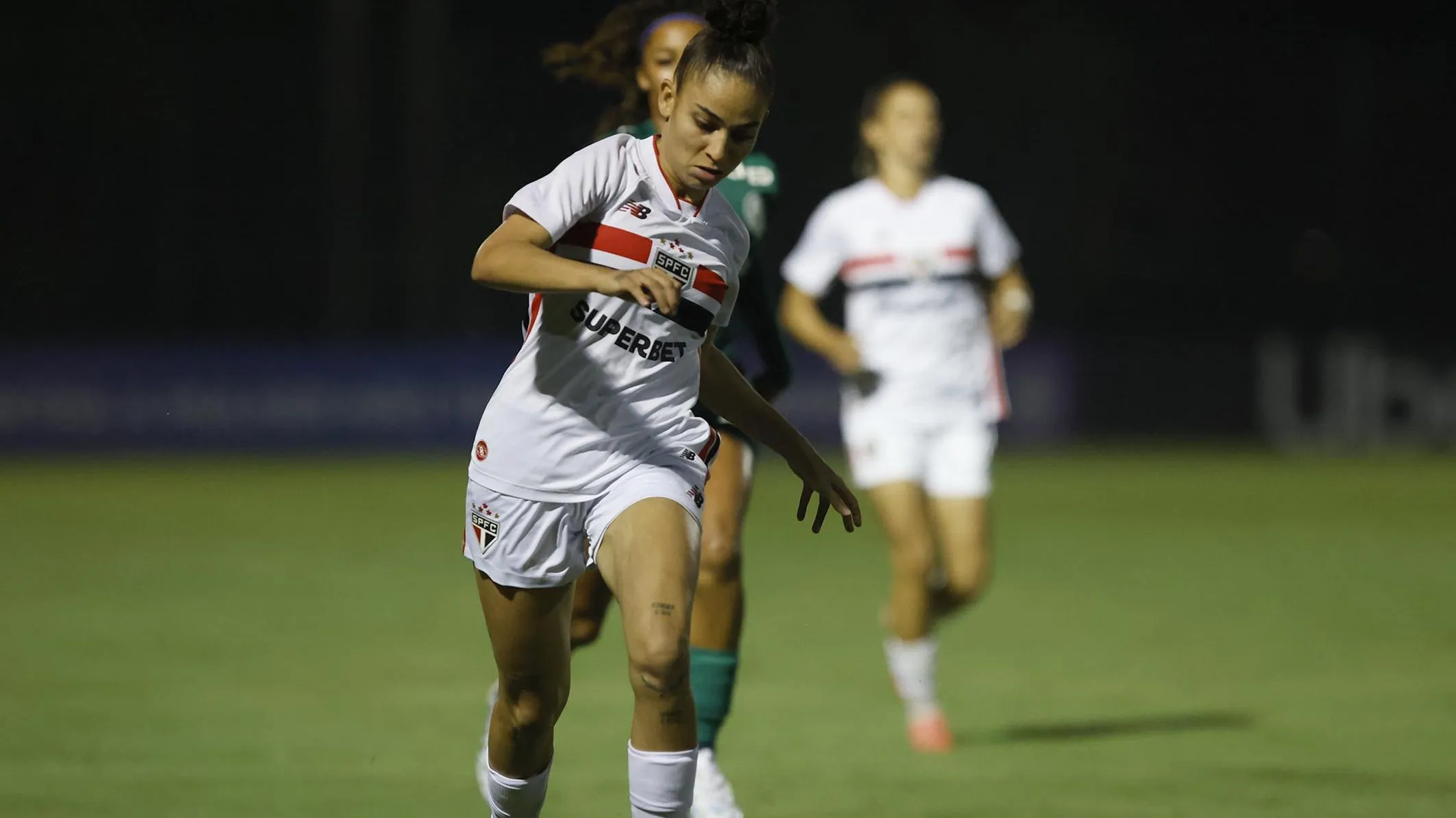 Jogadora do São Paulo em Cotia durante clássico contra o Palmeiras
