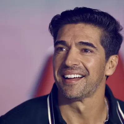 Atuação em amistoso chama atenção de estrangeiros