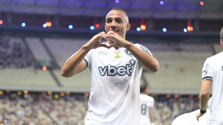 CE - FORTALEZA - 09/08/2025 - BRASILEIRO A 2025, FORTALEZA X BOTAFOGO - marcal jogador do Botafogo comemora seu gol durante partida contra o Fortaleza no estadio Arena Castelao pelo campeonato Brasileiro A 2025. Foto: Baggio Rodrigues/AGIF