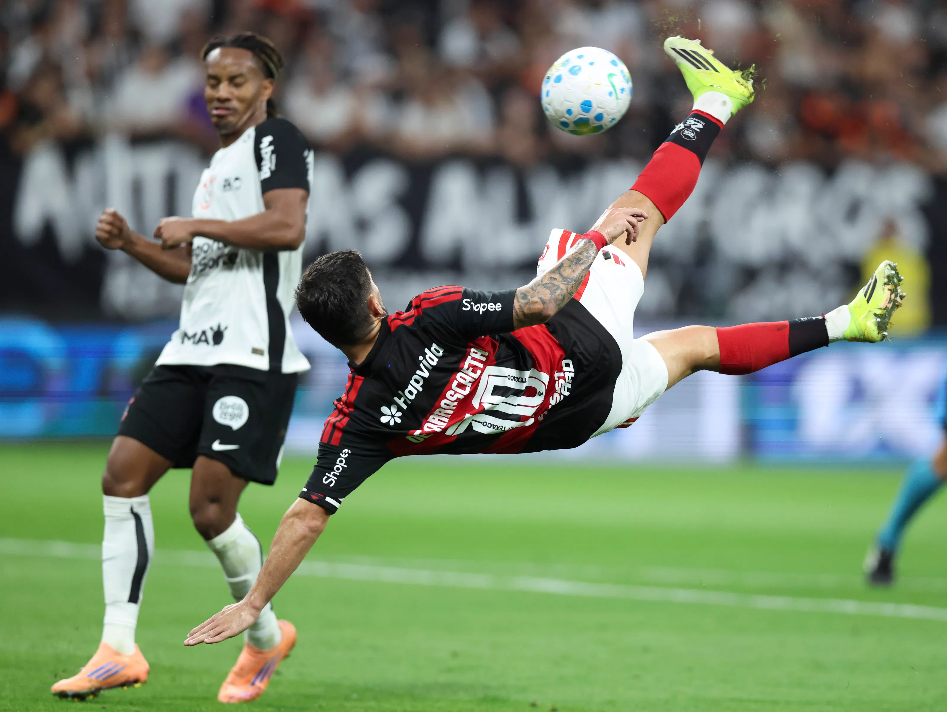 Arrascaeta em ação em Corinthians x Flamengo. Foto: Alexandre Schneider/Getty Images.