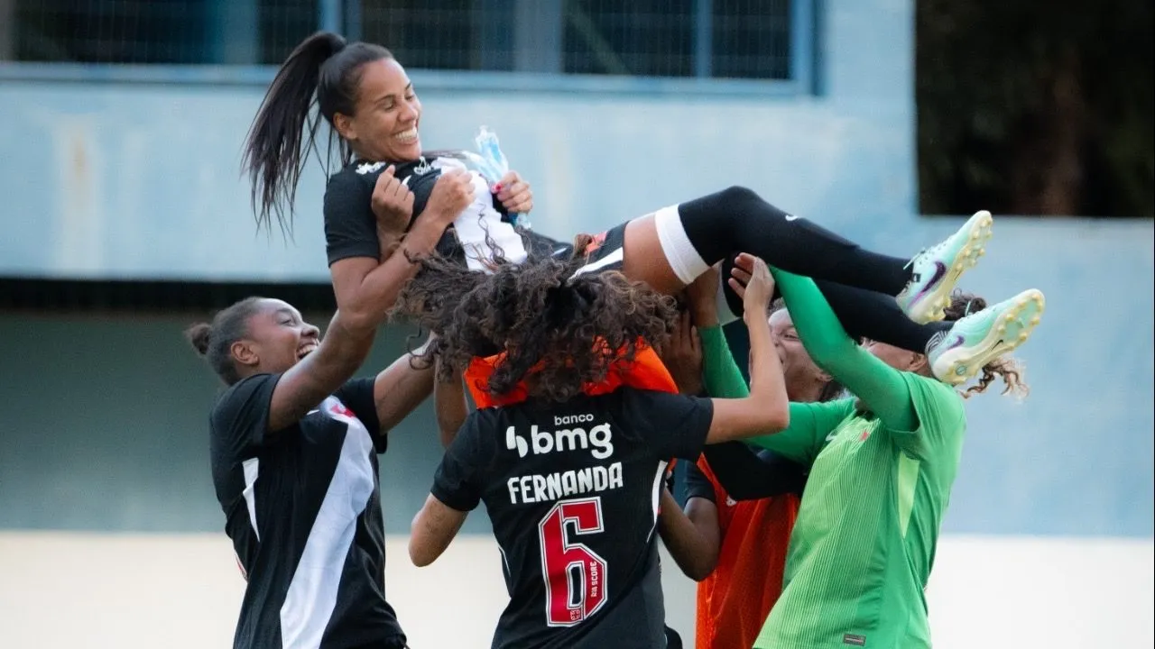 Elenco feminino do Vasco celebra vitória sobre Pérolas Negras