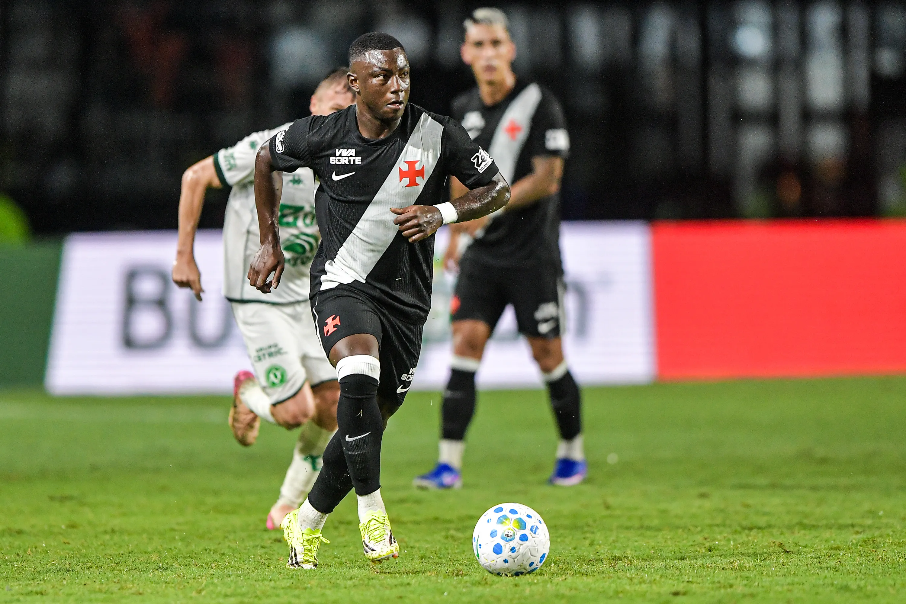 Hinestroza pode ser titular pela primeira vez contra o Coritiba. Foto: Thiago Ribeiro/AGIF