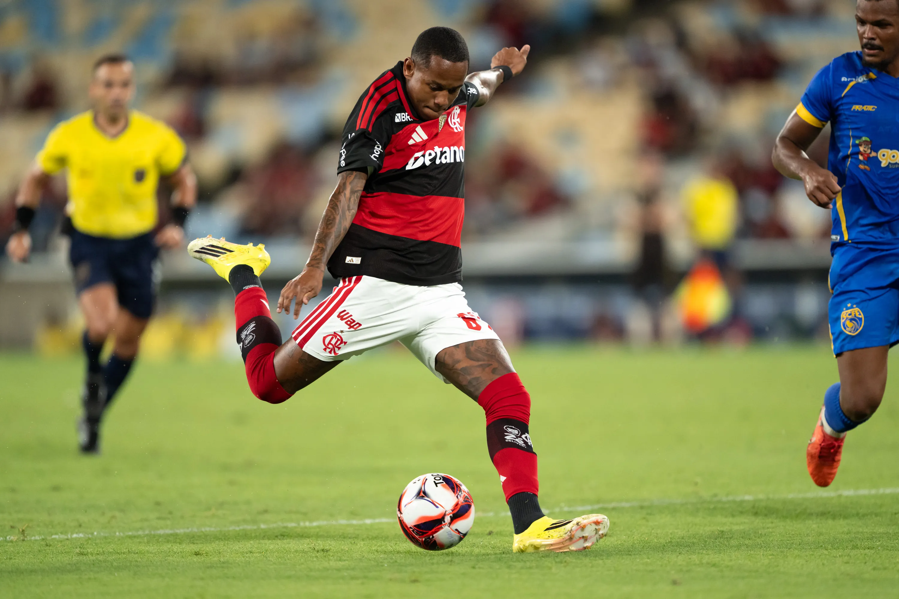 Wallace Yan durante partida pelo Flamengo. Foto: Jorge Rodrigues/AGIF