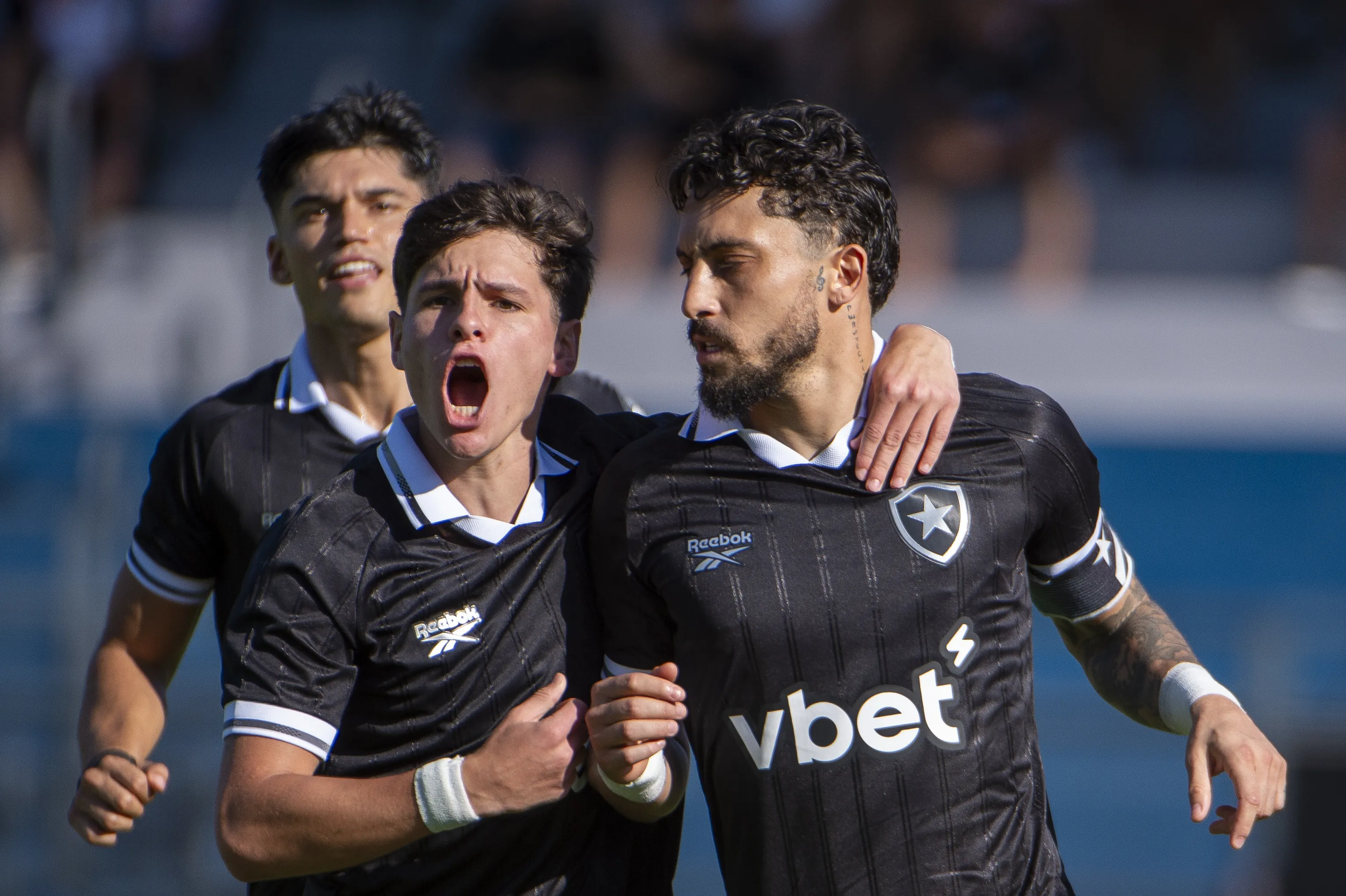 SP – BRAGANCA PAULISTA – 21/03/2026 – BRASILEIRO A 2026, BRAGANTINO X BOTAFOGO – Alex Telles jogador do Botafogo comemora seu gol com Montoro jogador da sua equipe durante partida contra o Bragantino no estadio Cicero De Souza Marques pelo campeonato Brasileiro A 2026. Foto: Anderson Romao/AGIF