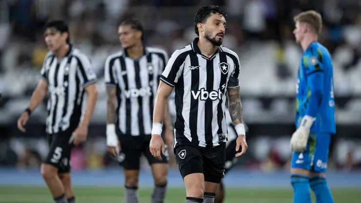 Sem técnico e sob pressão, Botafogo encara Athletico para tentar sair do Z-4 — Foto Jorge RodriguesAGIF