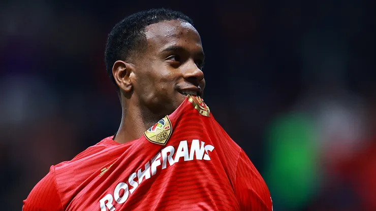 Helinho está na mira de clubes brasileiros - Foto: Manuel Velasquez/Getty Images