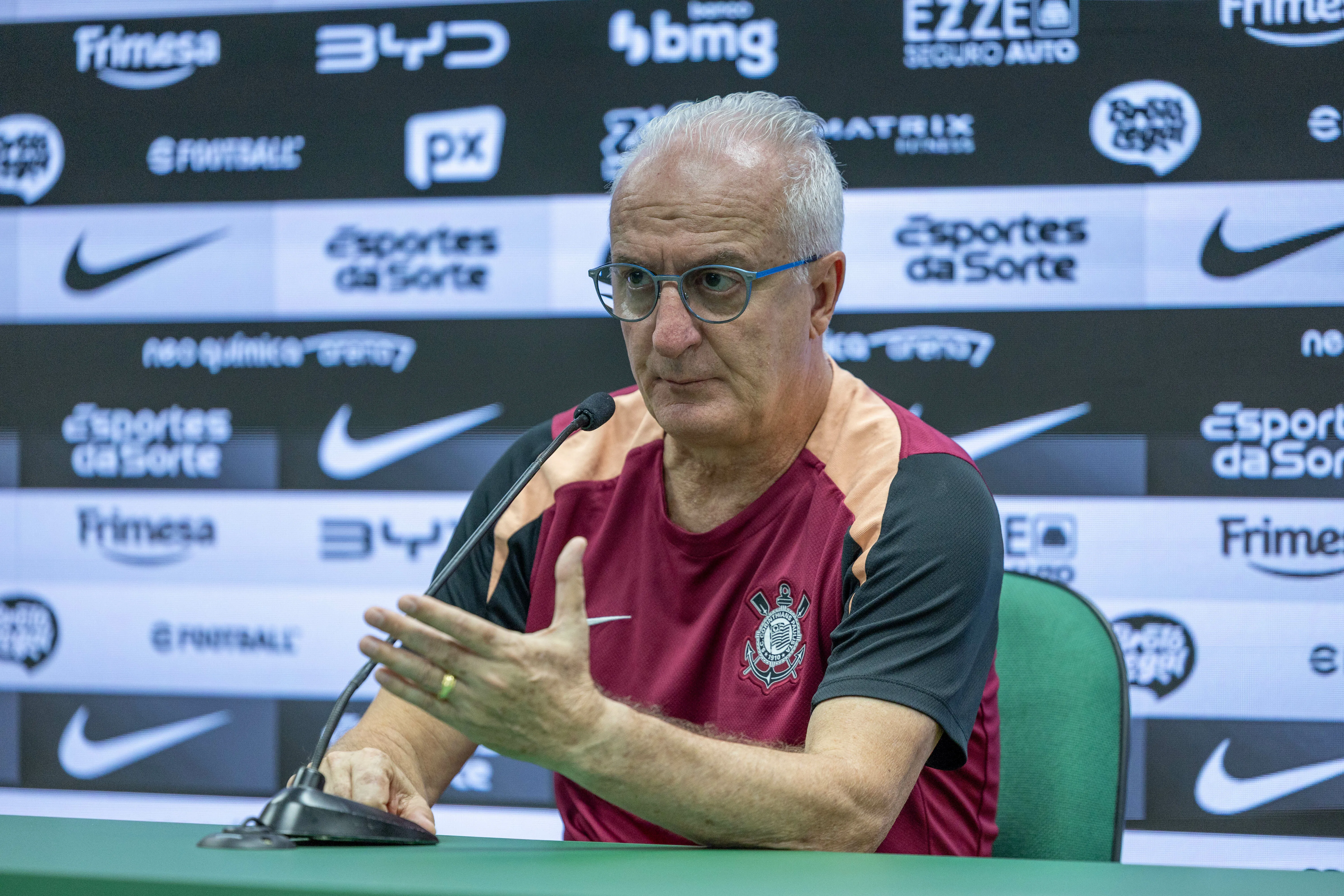 Dorival Jr durante entrevista coletiva. Foto: Liamara Polli/AGIF