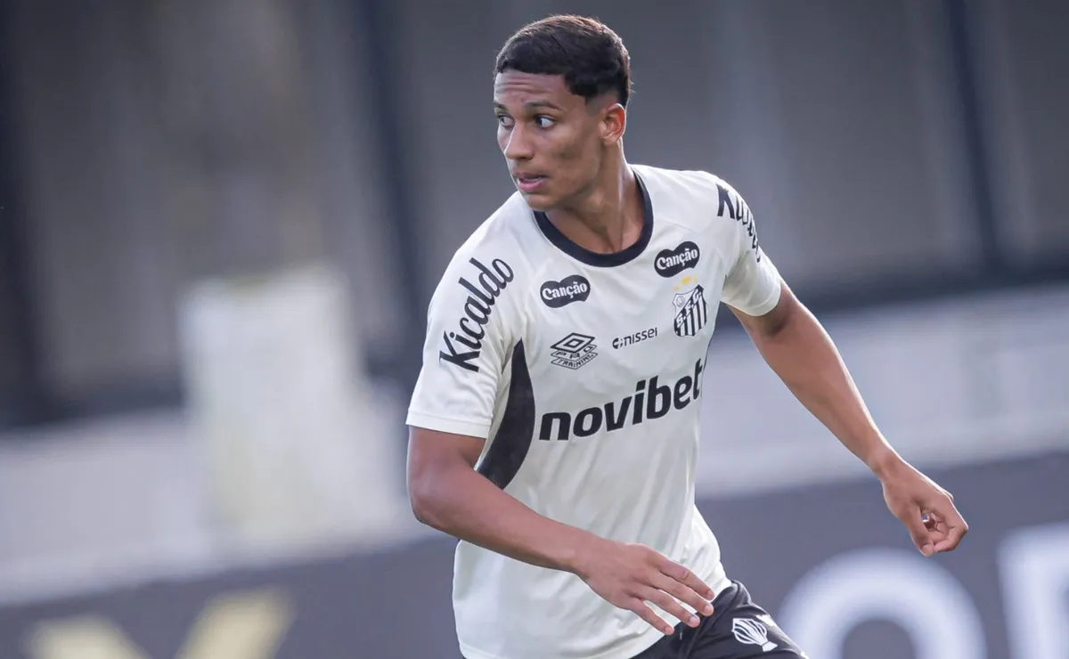 Rafael Gonzaga ganha espaço após lesão e deve ter chance no Santos com Cuca