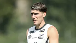 Rollheiser durante o treinamento no Santos FC.