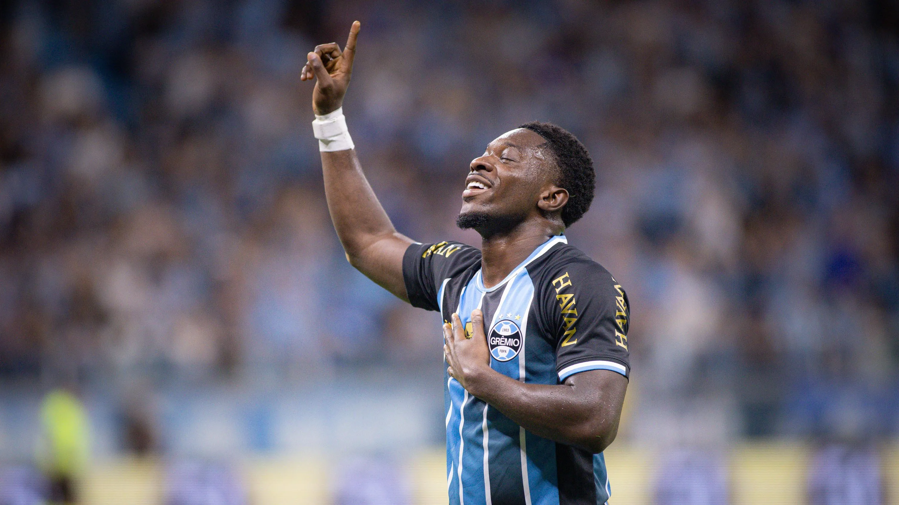 Francis Amuzu jogador do Gremio comemora seu gol durante partida contra o Vitoria no estadio Arena do Gremio pelo campeonato Brasileiro A 2026. Foto: Maxi Franzoi/AGIF