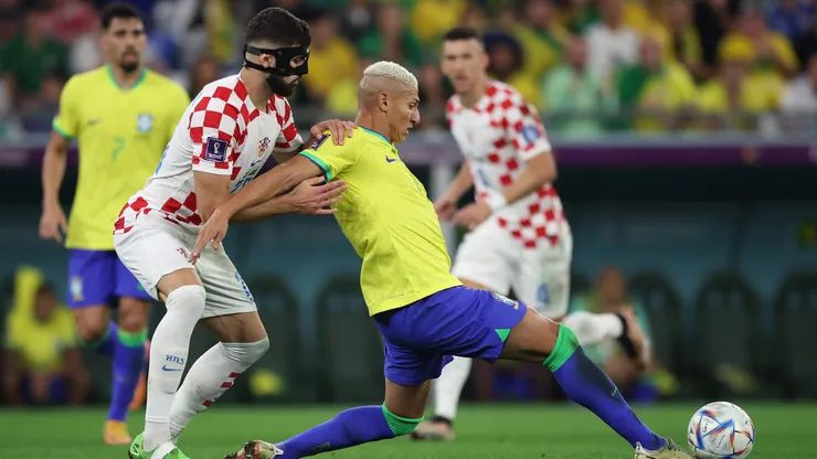AL RAYYAN, QATAR - DECEMBER 09: Richarlison of Brazil is challenged by Josko Gvardiol of Croatia during the FIFA World Cup Qatar 2022 quarter final match between Croatia and Brazil at Education City Stadium on December 09, 2022 in Al Rayyan, Qatar. (Photo by Alex Grimm/Getty Images)