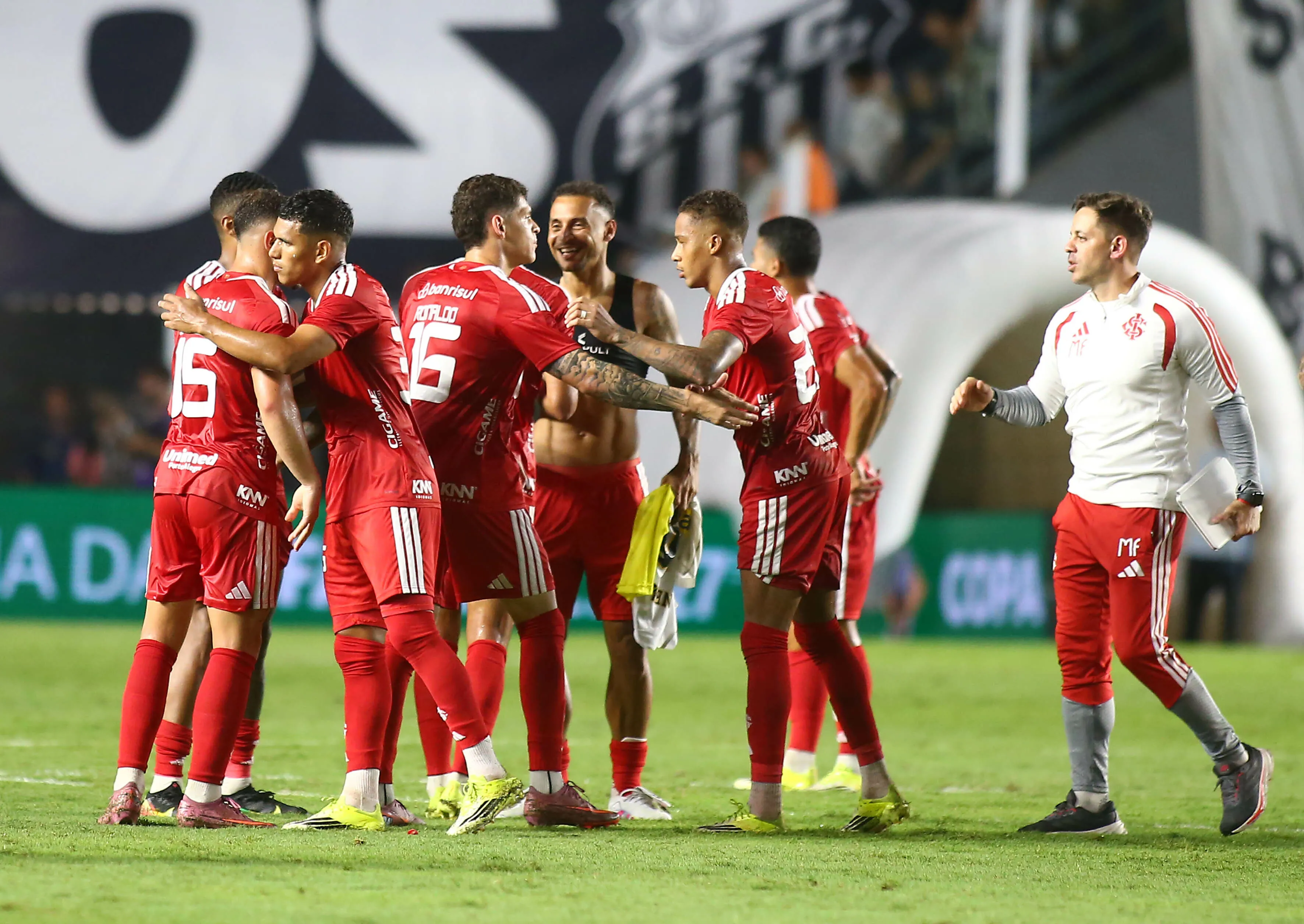 Jogadores do Internacional comemora seu gol com jogadores do seu time durante partida contra o Santos no estadio Vila Belmiro pelo campeonato Brasileiro A 2026. Foto: Mauricio De Souza/AGIF