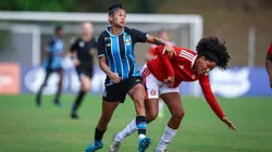 Lance da partida entre Gremio e Internacional disputada na noite desta segunda-feira no Estádio do SESC, em Porto Alegre, valida pelo Campeonato Brasileiro Feminino 2026. FOTO: LUCAS UEBEL/GREMIO FBPA