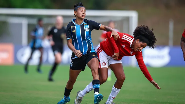 Lance da partida entre Gremio e Internacional disputada na noite desta segunda-feira no Estádio do SESC, em Porto Alegre, valida pelo Campeonato Brasileiro Feminino 2026. FOTO: LUCAS UEBEL/GREMIO FBPA