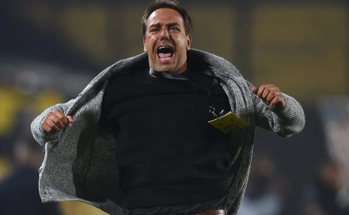 Presidente do Peñarol pede para torcedores não virem ao Brasil em duelo contra o Corinthians