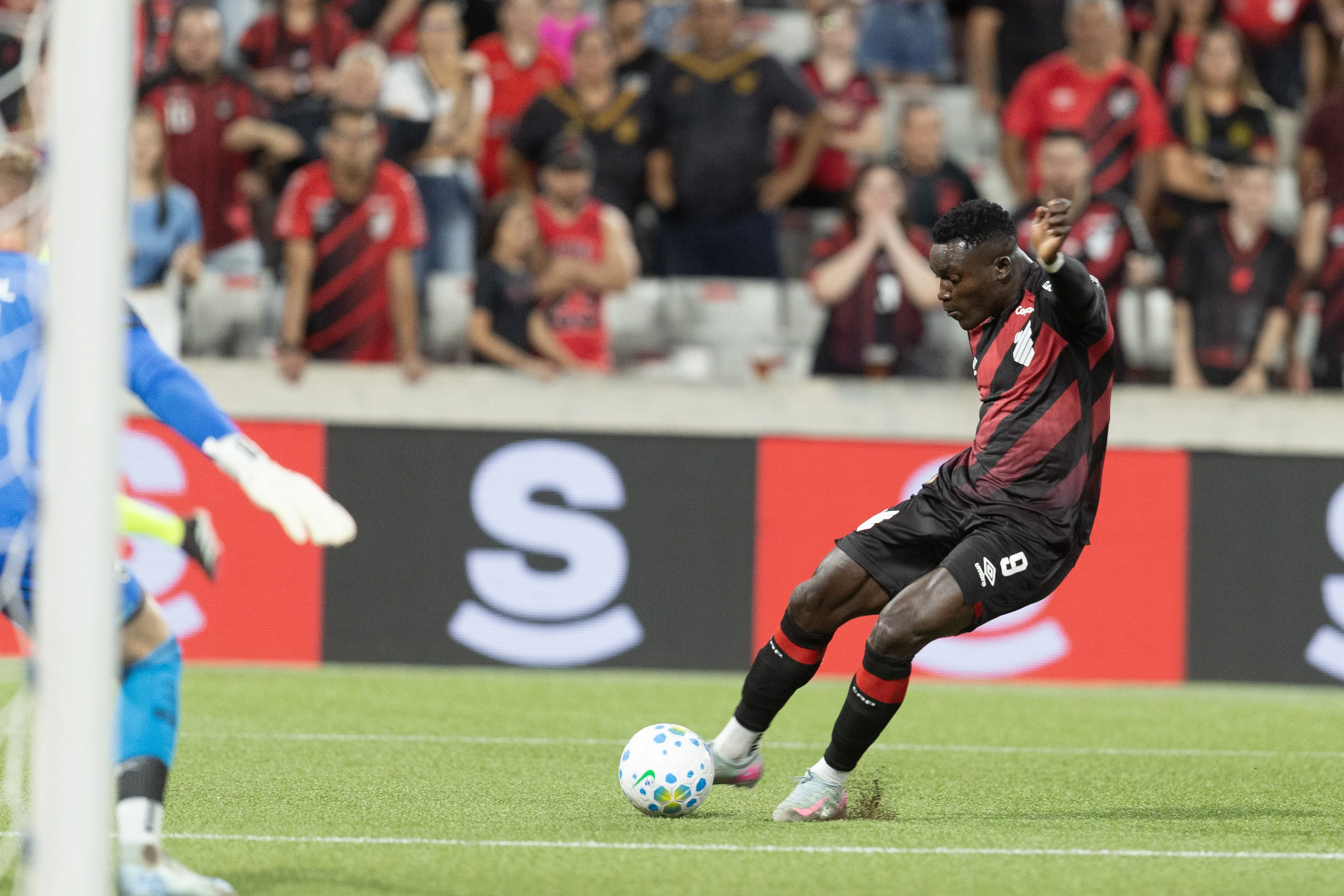 Botafogo sofre com Viveros, do Athletico-PR. Foto: Hedeson Alves/AGIF