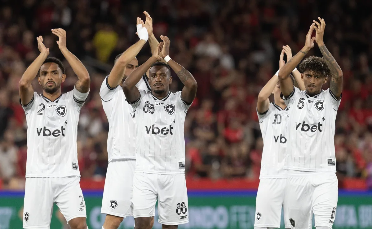 Botafogo é goleado pelo Athletico-PR, mas resultado não é surpresa por conta dos problemas nos bastidores