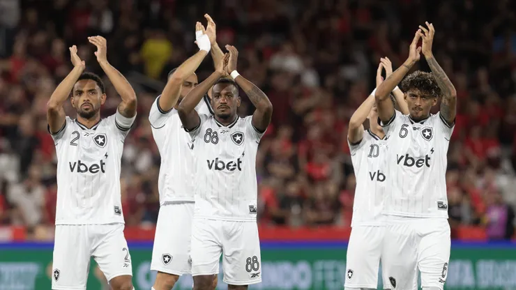 Jogadores do Botafogo na partida diante do Athletico-PR