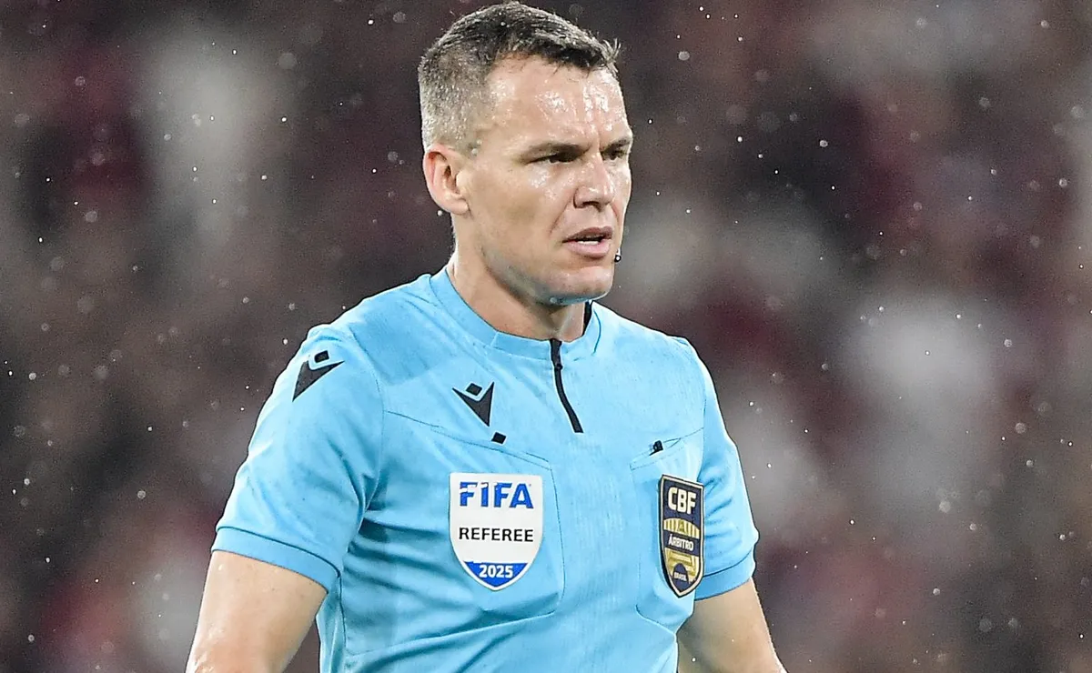 Paulo Cesar Zanovelli valida gol do Athletico-PR e revolta torcida do Botafogo: “Jogador impedido participa”