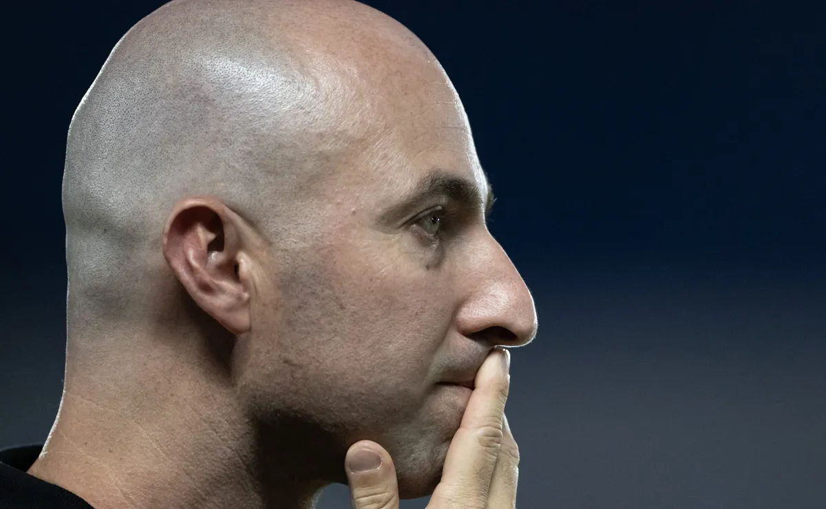 Botafogo sofre goleada do Athletico-PR mesmo com “formação ideal” escalada por Rodrigo Bellão