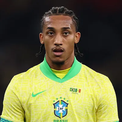 João Pedro cita craques históricos ao defender Vini e Raphinha