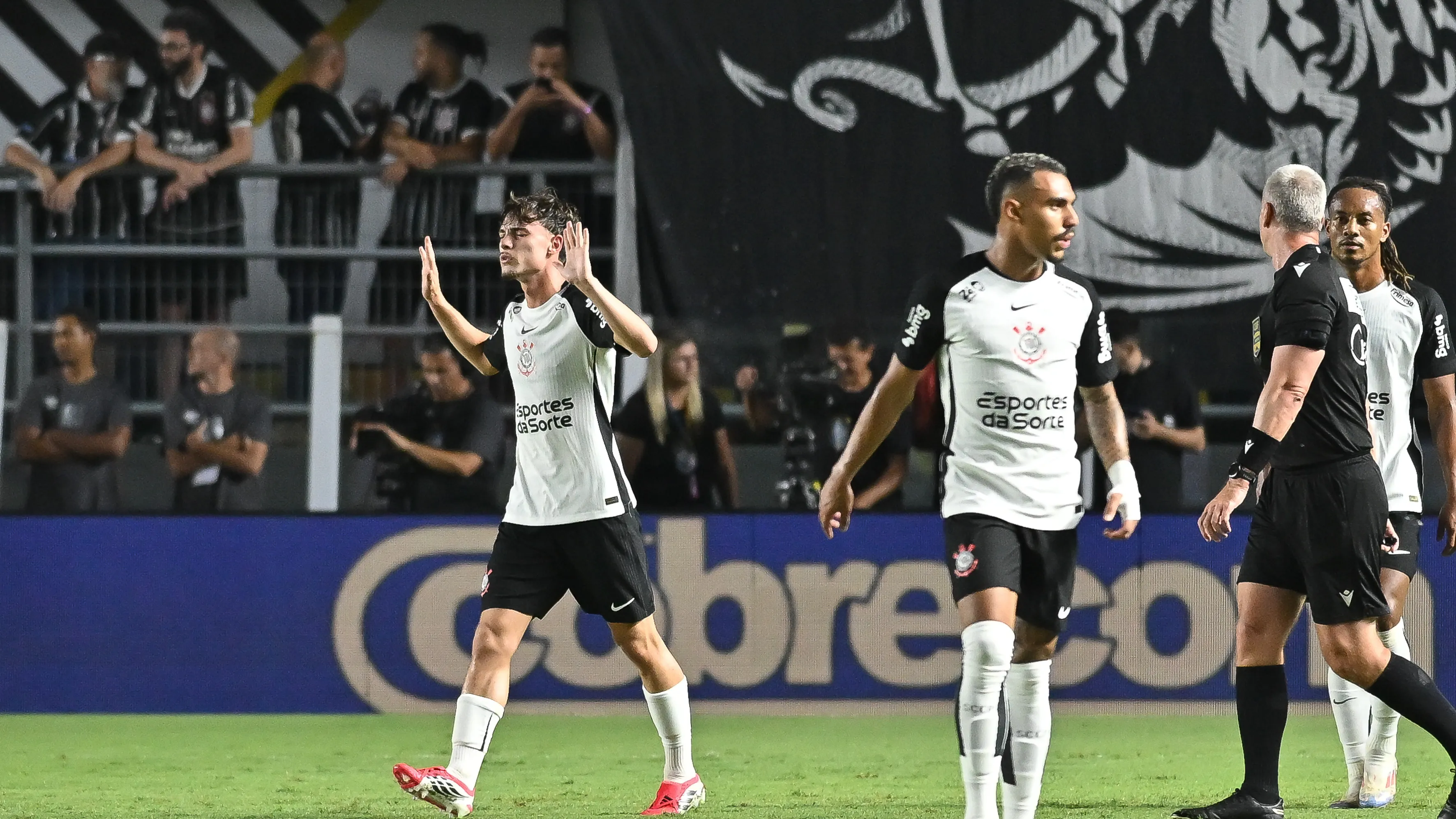 Breno Bidon jogador do Corinthians comemora seu gol durante partida contra o Bahia no estadio Vila Belmiro pelo campeonato Brasileiro A 2026. Foto: Jota Erre/AGIF
