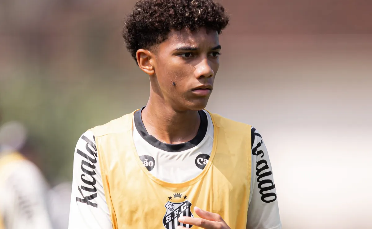 Cuca testa Robinho Jr. como ala em busca de evolução defensiva do jovem atacante do Santos