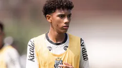 Robinho Jr. foi testado de ala. Foto: Raul Baretta/Santos FC