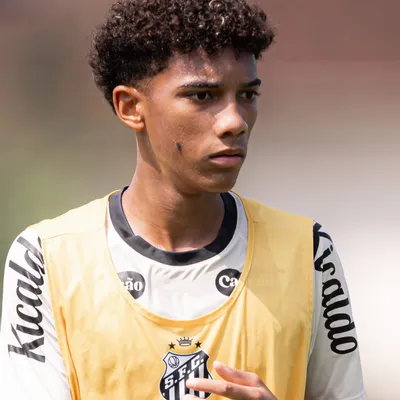 Cuca testa Robinho Jr. como ala para evoluir defensivamente