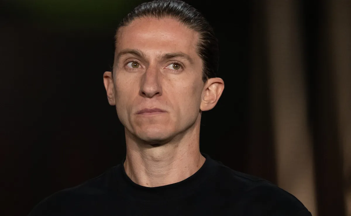 Filipe Luís defende gramado sintético e torcida do Palmeiras vê contradição de ex-treinador do Flamengo