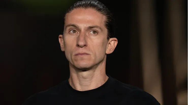 Filipe Luís defende sintético em jogo do Flamengo sub-12 na Espanha