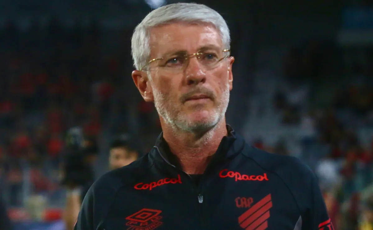 Odair Hellmann valoriza desempenho tático do Athletico-PR em goleada contra o Botafogo