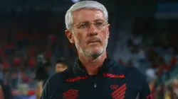 Odair Hellmann valoriza desempenho tático do Athletico-PR em goleada contra o Botafogo. Foto: Gabriel Machado/AGIF