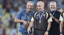 RJ - RIO DE JANEIRO - 08/03/2026 - CARIOCA 2026, FLUMINENSE X FLAMENGO - Leonardo Jardim, Bap e Boto dirigentes do Flamengo levanta a taca de campeao durante cerimonia de premiacao ao final da partida contra o Fluminense no estadio Maracana pela decisao do campeonato Carioca 2026. Foto: Thiago Ribeiro/AGIF