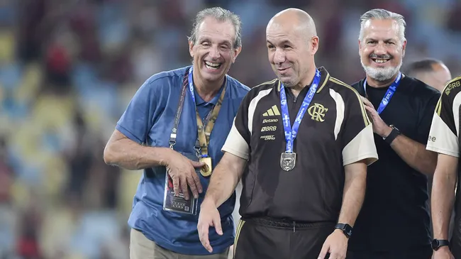 Leonardo Jardim, Bap e Boto dirigentes do Flamengo levanta a taca de campeao durante cerimonia de premiacao ao final da partida contra o Fluminense no estadio Maracana pela decisao do campeonato Carioca 2026. Foto: Thiago Ribeiro/AGIF