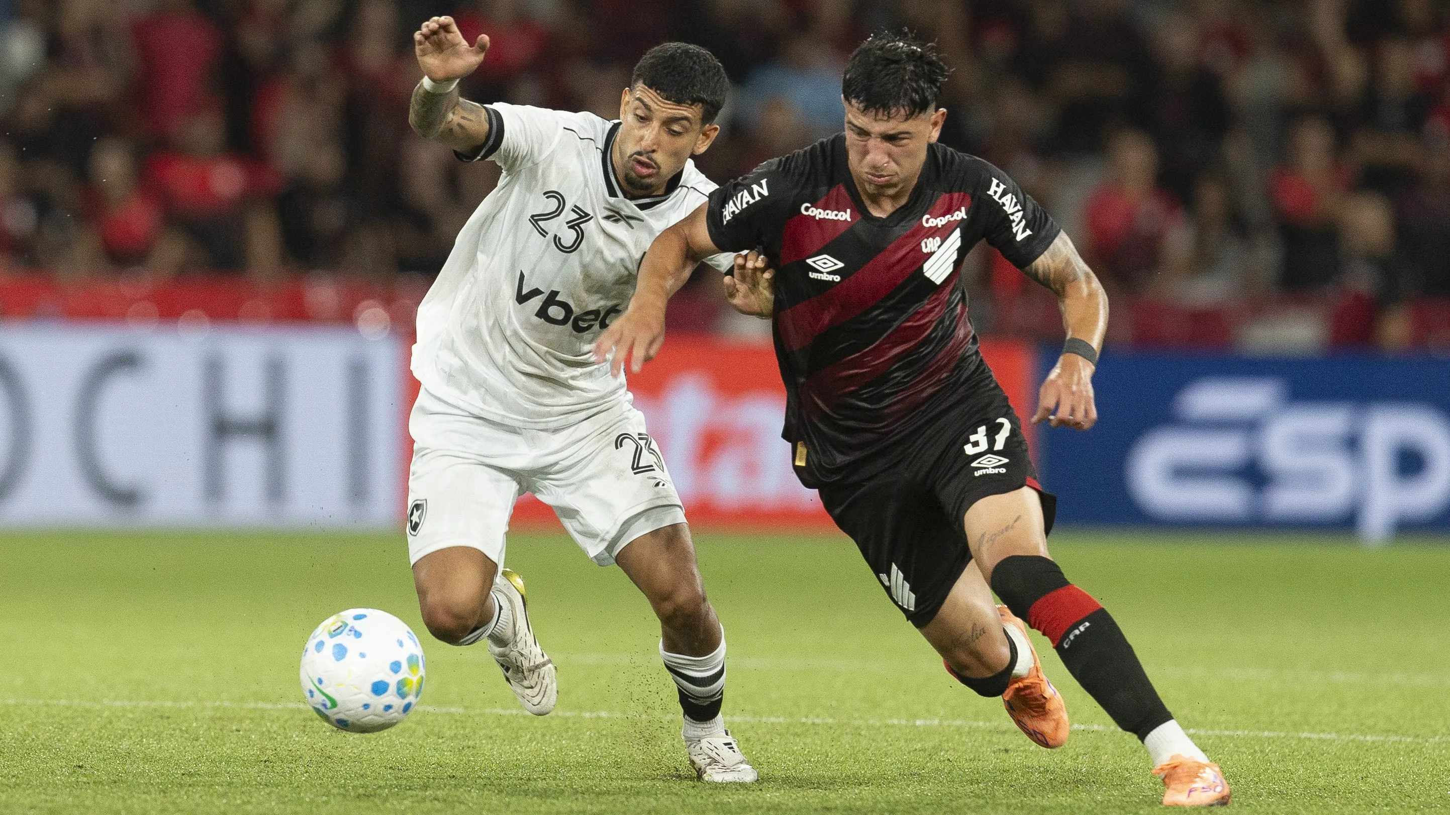 Santi Rodríguez em ação no  duelo contra o Athletico-PR – Foto: Hedeson Alves/AGIF