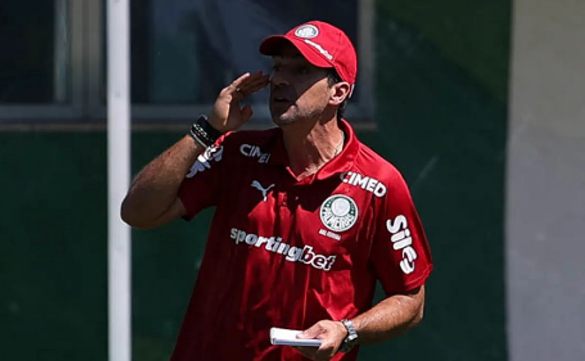 Abel Ferreira indica preferência por Jefté na vaga aberta de Piquerez e aguarda evolução de Arthur