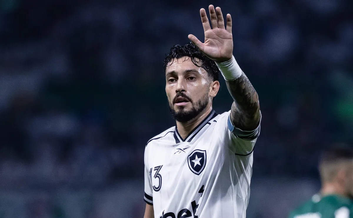 Alex Telles desta impacto negativo no Botafogo pelo extracampo: “Tenta blindar o máximo o vestiário”