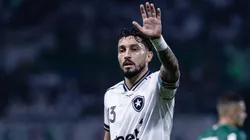 Alex Telles jogador do Botafogo durante partida contra o Palmeiras no estadio Arena Allianz Parque pelo campeonato Brasileiro A 2026.