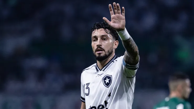 Alex Telles jogador do Botafogo durante partida contra o Palmeiras no estadio Arena Allianz Parque pelo campeonato Brasileiro A 2026.