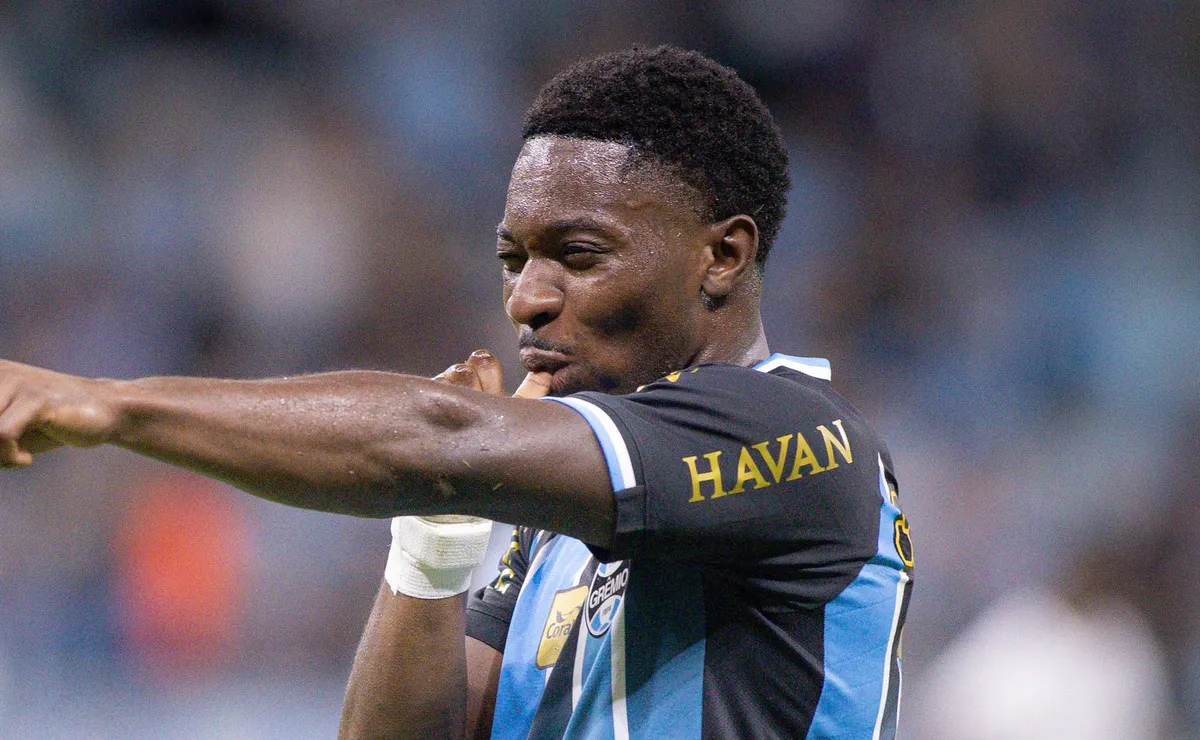 Custo para renovar com Amuzu ultrapassa R$ 1 milhão e diretoria do Grêmio tenta ajustar os valores