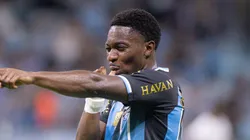 - Francis Amuzu jogador do Gremio comemora seu gol durante partida contra o Vitória